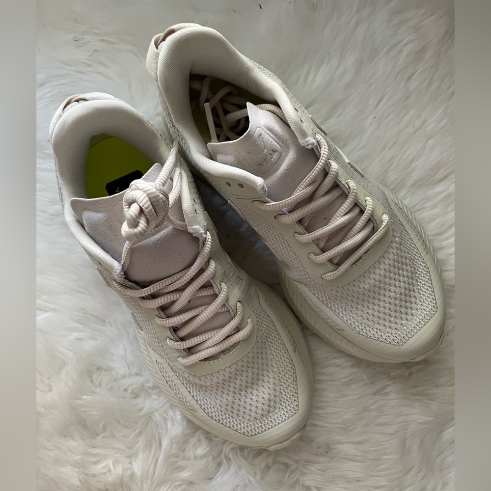 New! Veja Cream and White Shoes - Picture 2 of 9